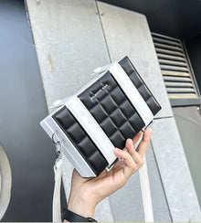 Blake Box-förmige Umhängetasche – Schwarz-Weiß