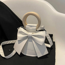 Gretta - Handtasche mit Fliege - Runder Holzgriff – Weiß