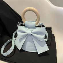Gretta - Handtasche mit Fliege - Runder Holzgriff – Hellblau