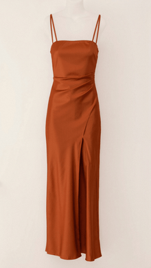 Jodie - Schlankes Spaghetti-Träger-Kleid, Schenkelschlitz – Latte