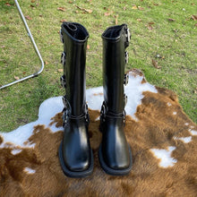 Kassandra - Kniehohe Retro-Stiefel - Gürtelschnalle Design – Schwarz mittel