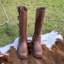 Kassandra - Kniehohe Retro-Stiefel - Gürtelschnalle Design – Braun mittel