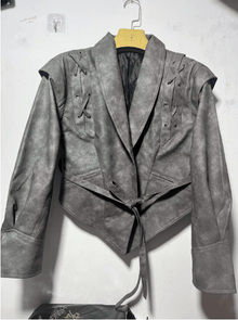 Madonna - Lederjacke mit Gürtel - Crop-Stil – Grau