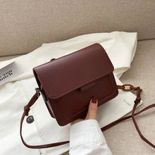 Trista - Crossbody-Tasche aus Leder - Zeitloser Klappenstil – Braun