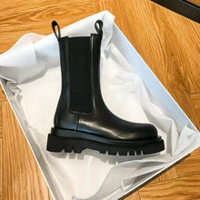 Wylla - Plateau-Chelsea-Stiefel - Gummizug-Detail – Schwarz