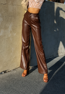 Damenhose in Lederoptik, gerader Schnitt, hoher Bund – Amandine – Kaffee