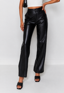 Damenhose in Lederoptik, gerader Schnitt, hoher Bund – Amandine – Schwarz