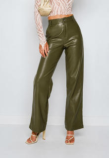 Damenhose in Lederoptik, gerader Schnitt, hoher Bund – Amandine – Militärgrün