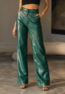 Damenhose in Lederoptik, gerader Schnitt, hoher Bund – Amandine – Grün