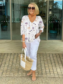 Frida | Florale Bluse mit V-Ausschnitt – Weiß
