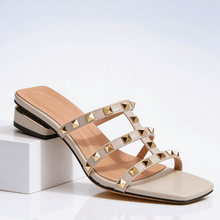 Riemchensandalen Damen mit Nieten und Absatz – Creme