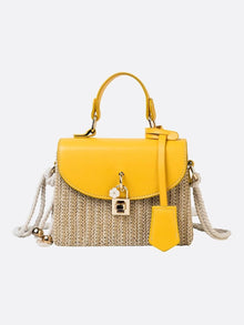 Livia | Kleine Damen-Strohtasche mit schwarzer Kunstleder-Klappe, Henkel & abnehmbarem Schultergurt – Crossbody- & Handtasche für Sommer – Gelb