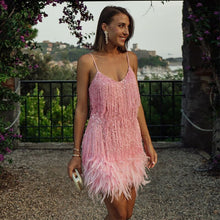 Mara - Ein schickes Cocktailkleid, verziert mit Federn – Rosa