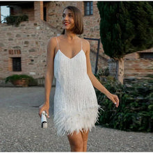 Mara - Ein schickes Cocktailkleid, verziert mit Federn – Weiß