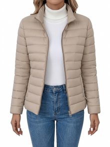 Loryta – Gesteppte Pufferjacke mit Stehkragen Und Reißverschluss – Beige