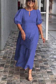 "Natalia | Zeitloses Eleganzkleid" could be rewritten as "Natalia | Klassisches Eleganzkleid". – Blau