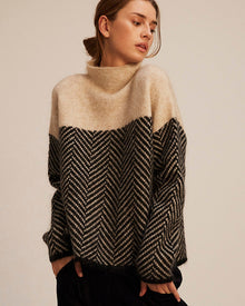 Kontrastreicher Rollkragenpullover mit Chevron-Details für Frauen – Beige