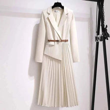 Tailliertes Plissee-Blazer-Midikleid – Beige