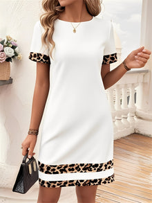 Leopardenmuster Patchwork Bootsausschnitt Kurzarm T Shirt Kleid – Weiß