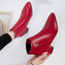 Drune | Stiefeletten - Wildleder-ähnliches Material - Spitzes Ende - Blockabsatz - Reißverschluss – Rot